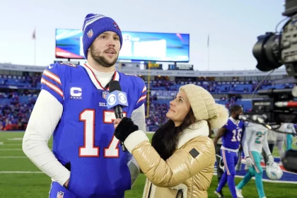 DAZN NFL Woche 15 - Woche 14 im Free-TV NFL, American Football Herren, USA AFC Wild Card Round-Miami Dolphins at Buffalo Bills Jan 15, 2023 Orchard Park, New York, USA Buffalo Bills quarterback Josh Allen 17 is interviewed after defeating the Miami Dolphins during a wild card game at Highmark Stadium. Orchard Park Highmark Stadium New York USA, EDITORIAL USE ONLY PUBLICATIONxINxGERxSUIxAUTxONLY Copyright: xGregoryxFisherx USATSI_19797213