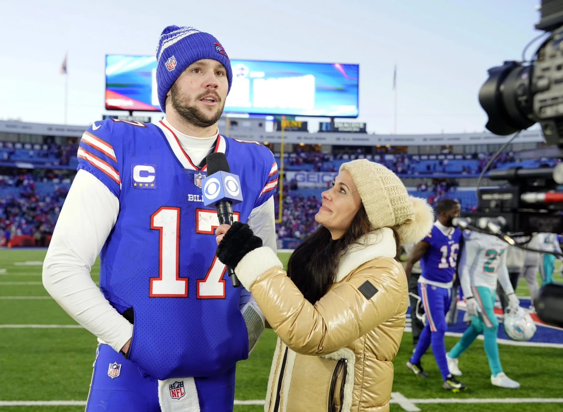 DAZN NFL Woche 15 - Woche 14 im Free-TV NFL, American Football Herren, USA AFC Wild Card Round-Miami Dolphins at Buffalo Bills Jan 15, 2023 Orchard Park, New York, USA Buffalo Bills quarterback Josh Allen 17 is interviewed after defeating the Miami Dolphins during a wild card game at Highmark Stadium. Orchard Park Highmark Stadium New York USA, EDITORIAL USE ONLY PUBLICATIONxINxGERxSUIxAUTxONLY Copyright: xGregoryxFisherx USATSI_19797213