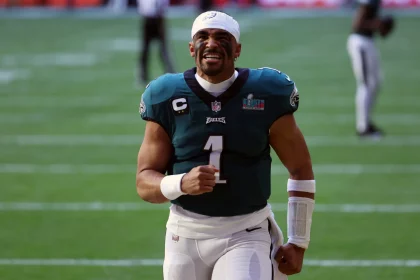 NFL, American Football Herren, USA Super Bowl LVII-Kansas City Chiefs vs Philadelphia Eagles Feb 12, 2023 Glendale, Arizona, US Philadelphia Eagles quarterback Jalen Hurts 1 reacts before the start of Super Bowl LVII against the Kansas City Chiefs at State Farm Stadium. Glendale State Farm Stadium Arizona US, EDITORIAL USE ONLY PUBLICATIONxINxGERxSUIxAUTxONLY Copyright: xBillxStreicherx 20230212_lbm_sq4_073