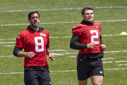 NFL, American Football Herren, USA 2023: New York Jets OTA June 09 June 9, 2023, Florham Park, New Jersey, USA: New York Jets quarterbacks Aaron Rodgers 8 and Zach Wilson 2 warm up before practice during organized team activities at the Atlantic Health Jets Training Center, Florham Park, New Jersey. Duncan Williams/CSM/Sipa USACredit Image: Duncan Williams/Cal Media/Sipa USA Florham Park New Jersey USA NOxUSExINxGERMANY PUBLICATIONxINxALGxARGxAUTxBRNxBRAxCANxCHIxCHNxCOLxECUxEGYxGRExINDxIRIxIRQxISRxJORxKUWxLIBxLBAxMLTxMEXxMARxOMAxPERxQATxKSAxSUIxSYRxTUNxTURxUAExUKxVENxYEMxONLY Copyright: xCalxSportxMediax Editorial use only