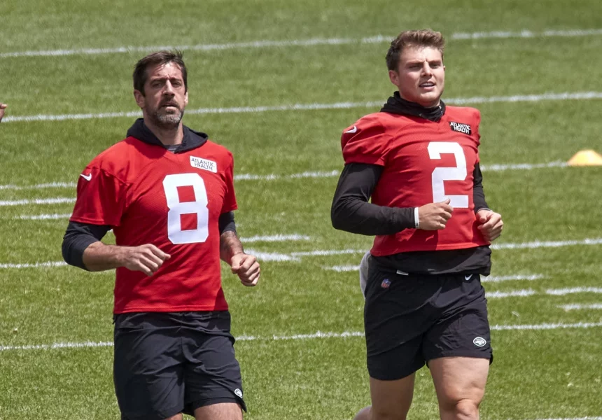 NFL, American Football Herren, USA 2023: New York Jets OTA June 09 June 9, 2023, Florham Park, New Jersey, USA: New York Jets quarterbacks Aaron Rodgers 8 and Zach Wilson 2 warm up before practice during organized team activities at the Atlantic Health Jets Training Center, Florham Park, New Jersey. Duncan Williams/CSM/Sipa USACredit Image: Duncan Williams/Cal Media/Sipa USA Florham Park New Jersey USA NOxUSExINxGERMANY PUBLICATIONxINxALGxARGxAUTxBRNxBRAxCANxCHIxCHNxCOLxECUxEGYxGRExINDxIRIxIRQxISRxJORxKUWxLIBxLBAxMLTxMEXxMARxOMAxPERxQATxKSAxSUIxSYRxTUNxTURxUAExUKxVENxYEMxONLY Copyright: xCalxSportxMediax Editorial use only