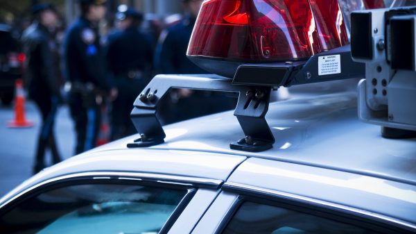 FootballR - NFL - Polizeiauto im Einsatz beim Fußballspiel „Schüsse bei High School“, mit einem Toten und vier Verletzten.
