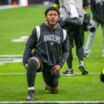 FootballR - NFL - Ein NFL-Spieler kniet während Josh Jacobs‘ Vereinbarung mit den Raiders auf dem Spielfeld.