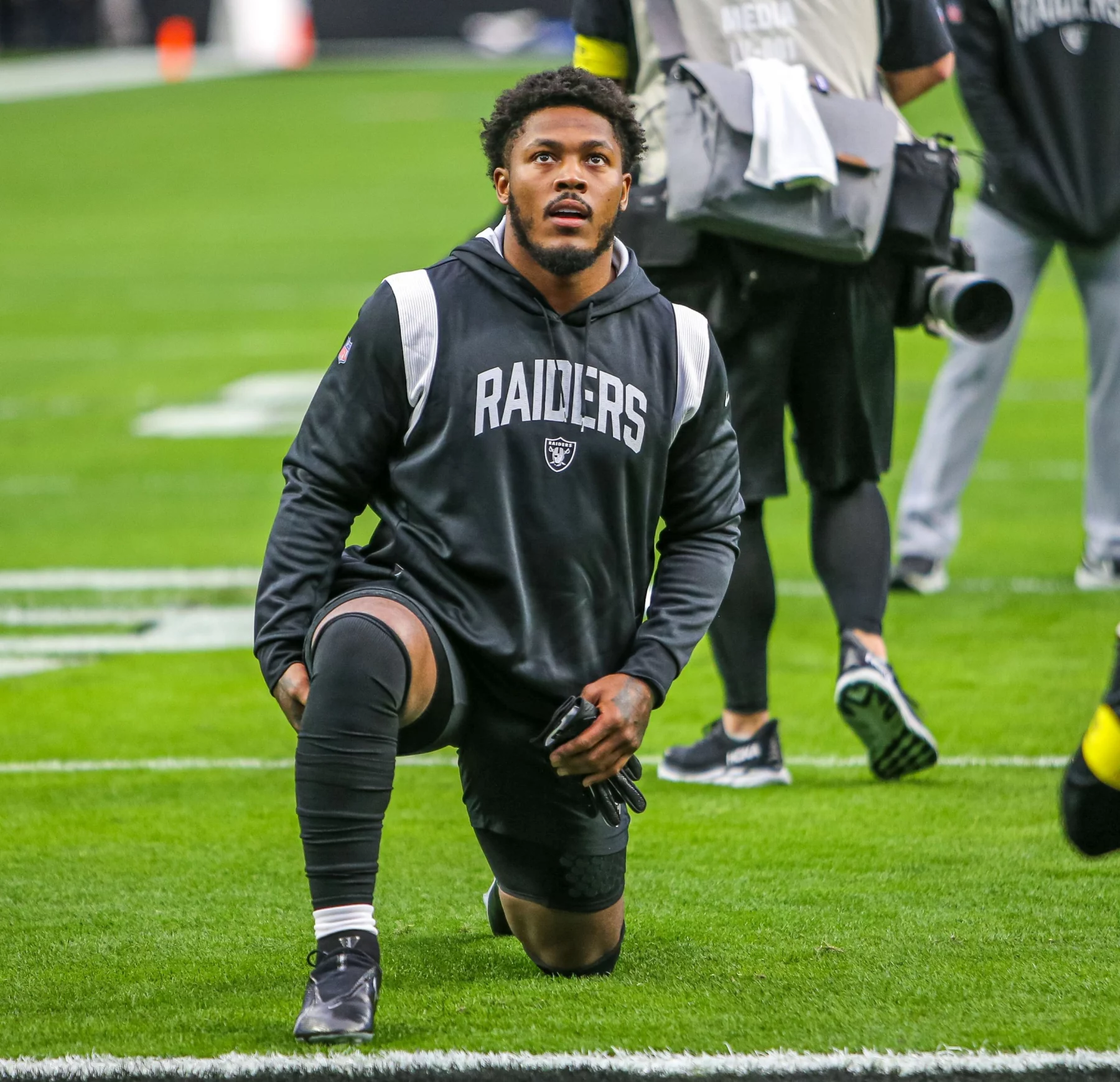 FootballR - NFL - Ein NFL-Spieler kniet während Josh Jacobs‘ Vereinbarung mit den Raiders auf dem Spielfeld.