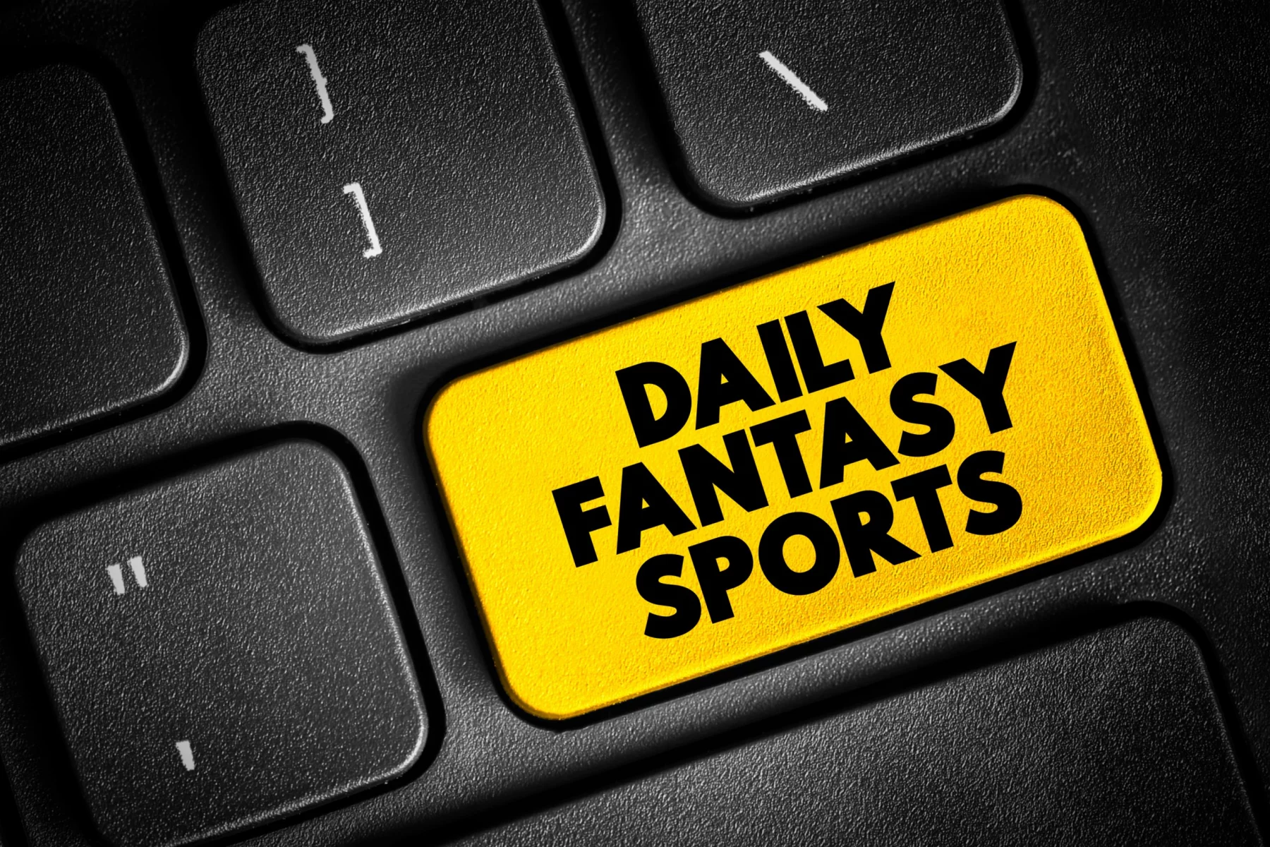 Daily Fantasy Sports text button on keyboard, concept background - Fantasy Sleeper Quarterbacks - Wichtige Fantasy Football Insights aus den NFL-Trainingslagern Woche 12 • FootballR