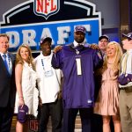 Michael Oher (USA, Mitte) wird von den Baltimore Ravens gedraftet und feiert dies mit seiner Familie - (ZUMAcs7)