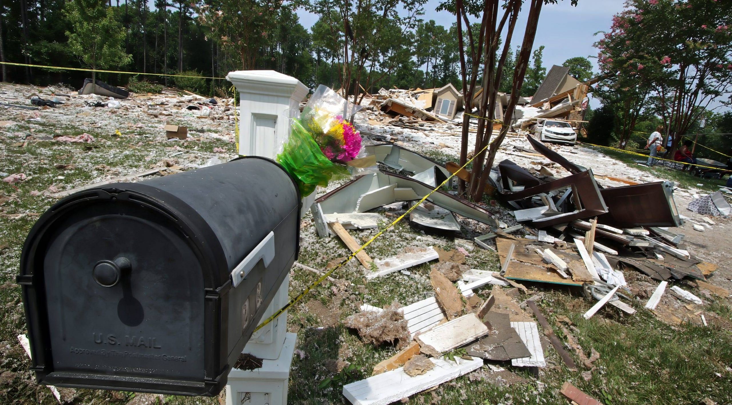 Syndication: The Tennessean Flowers placed at the mailbox of Tennessee Titans Caleb Farley s home on Barber Loop in Mooresville, N.C. Tuesday afternoon after the home was leveled in an early morning explosion. , EDITORIAL USE ONLY PUBLICATIONxINxGERxSUIxAUTxONLY Copyright: xMikexHensdillx/xThexGastonxGazettex 21250506