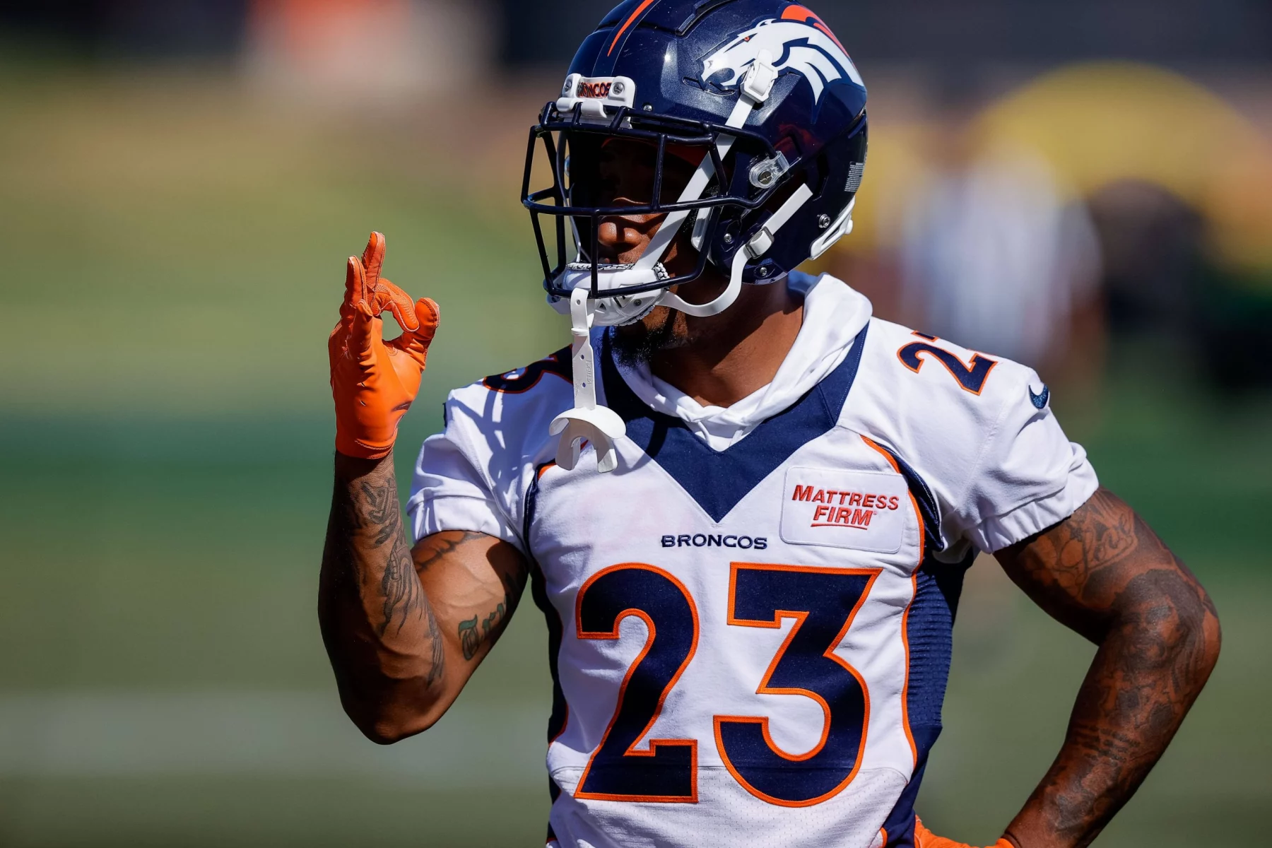NFL, American Football Herren, USA Denver Broncos Training Camp, Aug 5, 2022 Englewood, CO, USA Denver Broncos cornerback Ronald Darby 23 gestures during training camp at the UCHealth Training Center. Mandatory Credit: Isaiah J. Downing-USA TODAY Sports, 05.08.2022 10:03:25, 18824737, NPStrans, NFL, Ronald Darby, Denver Broncos PUBLICATIONxINxGERxSUIxAUTxONLY Copyright: xIsaiahxJ.xDowningx 18824737