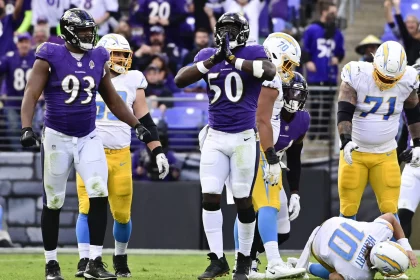 NFL, American Football Herren, USA Los Angeles Chargers at Baltimore Ravens, Oct 17, 2021 Baltimore, Maryland, USA Baltimore Ravens outside linebacker Justin Houston 50 reacts after sacking Los Angeles Chargers quarterback Justin Herbert 10 during the second half at M&ampT Bank Stadium. Mandatory Credit: Tommy Gilligan-USA TODAY Sports, 17.10.2021 15:49:20, 16976707, NPStrans, M&ampT Bank Stadium, Justin Houston, NFL, Baltimore Ravens, Justin Herbert, Los Angeles Chargers PUBLICATIONxINxGERxSUIxAUTxONLY Copyright: xTommyxGilliganx 16976707
