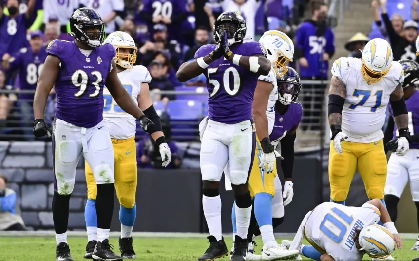 NFL, American Football Herren, USA Los Angeles Chargers at Baltimore Ravens, Oct 17, 2021 Baltimore, Maryland, USA Baltimore Ravens outside linebacker Justin Houston 50 reacts after sacking Los Angeles Chargers quarterback Justin Herbert 10 during the second half at M&T Bank Stadium. Mandatory Credit: Tommy Gilligan-USA TODAY Sports, 17.10.2021 15:49:20, 16976707, NPStrans, M&T Bank Stadium, Justin Houston, NFL, Baltimore Ravens, Justin Herbert, Los Angeles Chargers PUBLICATIONxINxGERxSUIxAUTxONLY Copyright: xTommyxGilliganx 16976707