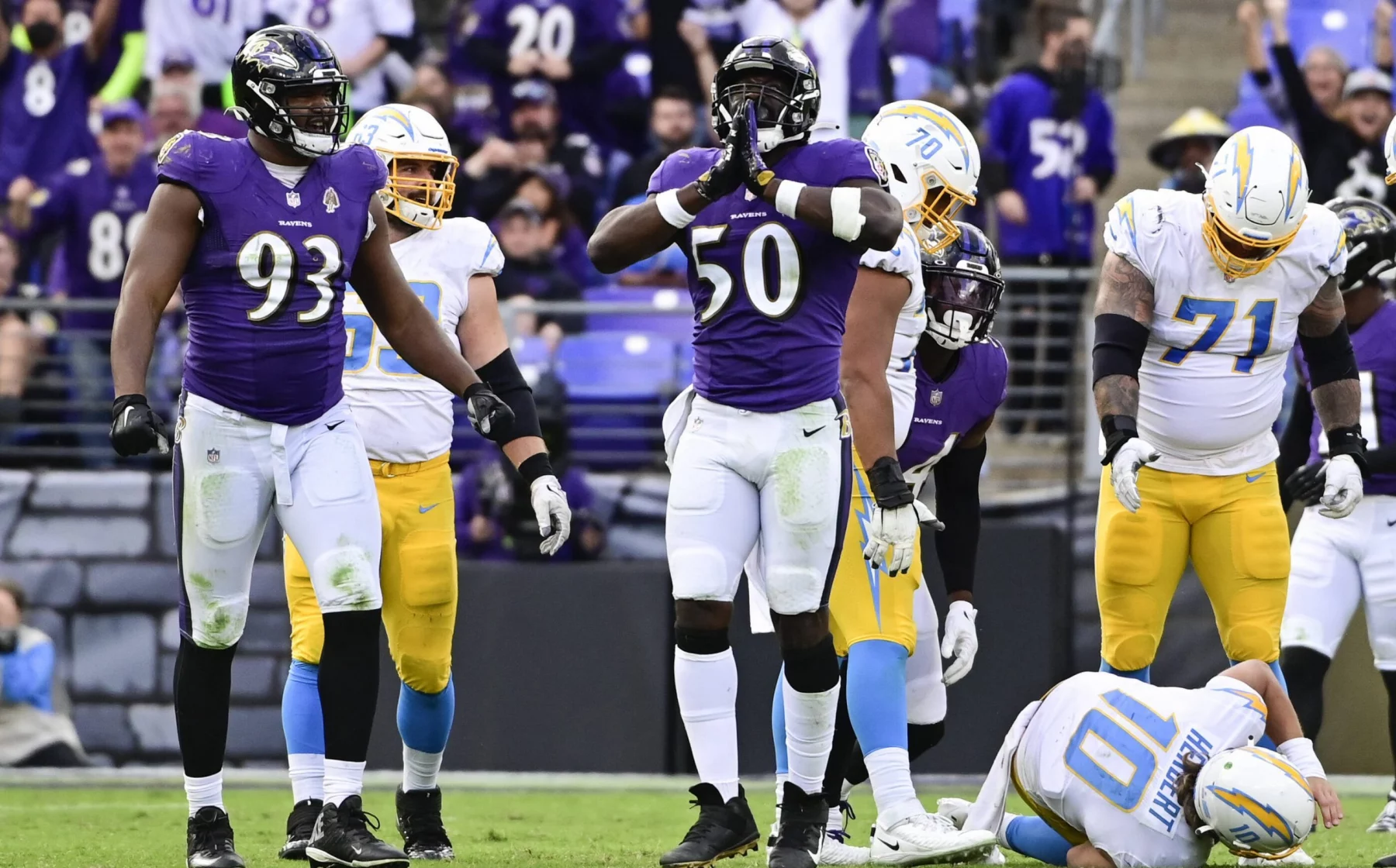 NFL, American Football Herren, USA Los Angeles Chargers at Baltimore Ravens, Oct 17, 2021 Baltimore, Maryland, USA Baltimore Ravens outside linebacker Justin Houston 50 reacts after sacking Los Angeles Chargers quarterback Justin Herbert 10 during the second half at M&ampT Bank Stadium. Mandatory Credit: Tommy Gilligan-USA TODAY Sports, 17.10.2021 15:49:20, 16976707, NPStrans, M&ampT Bank Stadium, Justin Houston, NFL, Baltimore Ravens, Justin Herbert, Los Angeles Chargers PUBLICATIONxINxGERxSUIxAUTxONLY Copyright: xTommyxGilliganx 16976707