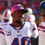 FootballR - NFL - Ein Spieler der Buffalo Bills unterhält sich mit Von Miller auf dem Spielfeld.