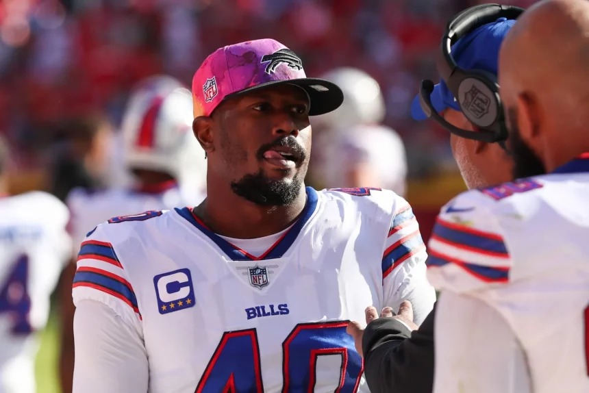 FootballR - NFL - Ein Spieler der Buffalo Bills unterhält sich mit Von Miller auf dem Spielfeld.