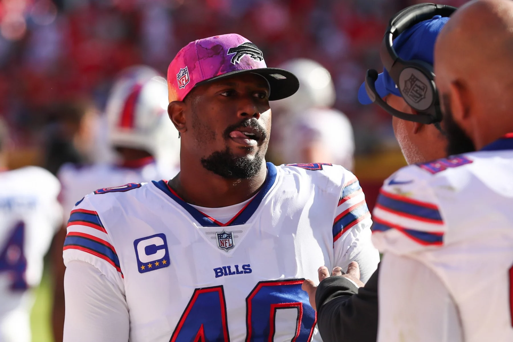 FootballR - NFL - Ein Spieler der Buffalo Bills unterhält sich mit Von Miller auf dem Spielfeld.