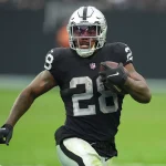 FootballR - NFL Running Backs - Runningback Josh Jacobs läuft mit dem Ball.