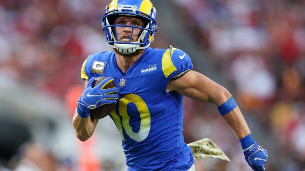 FootballR - NFL - Ein Fantasy-Football Artikel. Cooper Kupp, der in der NFL-Saison 2023 mutig mit dem Ball für die Rams läuft.