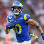 FootballR - NFL - Ein Fantasy-Football Artikel. Cooper Kupp, der in der NFL-Saison 2023 mutig mit dem Ball für die Rams läuft.