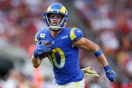 FootballR - NFL - Ein Fantasy-Football Artikel. Cooper Kupp, der in der NFL-Saison 2023 mutig mit dem Ball für die Rams läuft.