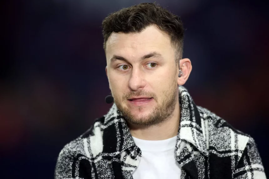 NCAA, College League, USA Football: SEC Football Championship-Louisiana State vs Georgia Dec 3, 2022 Atlanta, GA, USA SEC Network announcer Johnny Manziel looks on prior to the SEC Championship game between the Georgia Bulldogs and the LSU Tigers at Mercedes-Benz Stadium. Atlanta Mercedes-Benz Stadium GA USA, EDITORIAL USE ONLY PUBLICATIONxINxGERxSUIxAUTxONLY Copyright: xBrettxDavisx 20221203_mts_ad1_004