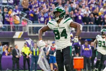 FootballR - NFL - Verwendete Schlüsselwörter: Fußballspieler, Laufen

Ein Fußballspieler sprintet über das Spielfeld.