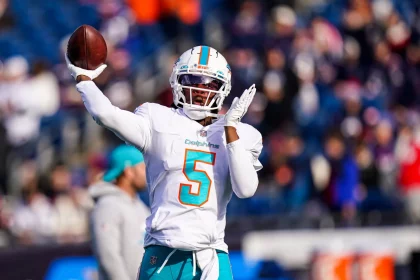 NFL, American Football Herren, USA Miami Dolphins at New England Patriots Jan 1, 2023 Foxborough, Massachusetts, USA Miami Dolphins quarterback Teddy Bridgewater 5 warms up before the start of the game against the New England Patriots at Gillette Stadium. Foxborough Gillette Stadium Massachusetts USA, EDITORIAL USE ONLY PUBLICATIONxINxGERxSUIxAUTxONLY Copyright: xDavidxButlerxIIx 20230101_db2_sv3_008