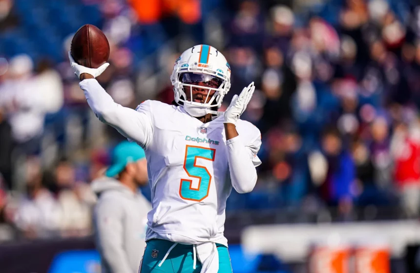 NFL, American Football Herren, USA Miami Dolphins at New England Patriots Jan 1, 2023 Foxborough, Massachusetts, USA Miami Dolphins quarterback Teddy Bridgewater 5 warms up before the start of the game against the New England Patriots at Gillette Stadium. Foxborough Gillette Stadium Massachusetts USA, EDITORIAL USE ONLY PUBLICATIONxINxGERxSUIxAUTxONLY Copyright: xDavidxButlerxIIx 20230101_db2_sv3_008
