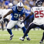 Zack Moss - NFL, American Football Herren, USA 2023: Texans vs Colts JAN 08 January 08, 2023: Indianapolis Colts running back Zack Moss 21 runs with the ball during NFL game against the Houston Texans in Indianapolis, Indiana. John Mersits/CSM/Sipa USA.Credit Image: John Mersits/Cal Media/Sipa USA California USA NOxUSExINxGERMANY PUBLICATIONxINxALGxARGxAUTxBRNxBRAxCANxCHIxCHNxCOLxECUxEGYxGRExINDxIRIxIRQxISRxJORxKUWxLIBxLBAxMLTxMEXxMARxOMAxPERxQATxKSAxSUIxSYRxTUNxTURxUAExUKxVENxYEMxONLY Copyright: xCalxSportxMediax Editorial use only