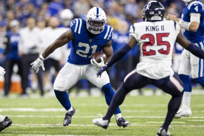 Zack Moss - NFL, American Football Herren, USA 2023: Texans vs Colts JAN 08 January 08, 2023: Indianapolis Colts running back Zack Moss 21 runs with the ball during NFL game against the Houston Texans in Indianapolis, Indiana. John Mersits/CSM/Sipa USA.Credit Image: John Mersits/Cal Media/Sipa USA California USA NOxUSExINxGERMANY PUBLICATIONxINxALGxARGxAUTxBRNxBRAxCANxCHIxCHNxCOLxECUxEGYxGRExINDxIRIxIRQxISRxJORxKUWxLIBxLBAxMLTxMEXxMARxOMAxPERxQATxKSAxSUIxSYRxTUNxTURxUAExUKxVENxYEMxONLY Copyright: xCalxSportxMediax Editorial use only