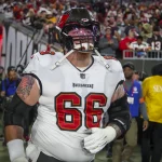 FootballR - NFL - Ein Spieler der Tampa Bay Buccaneers läuft über das Spielfeld.