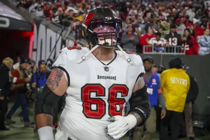 FootballR - NFL - Ein Spieler der Tampa Bay Buccaneers läuft über das Spielfeld.