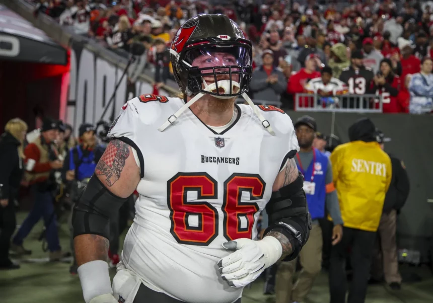 FootballR - NFL - Ein Spieler der Tampa Bay Buccaneers läuft über das Spielfeld.