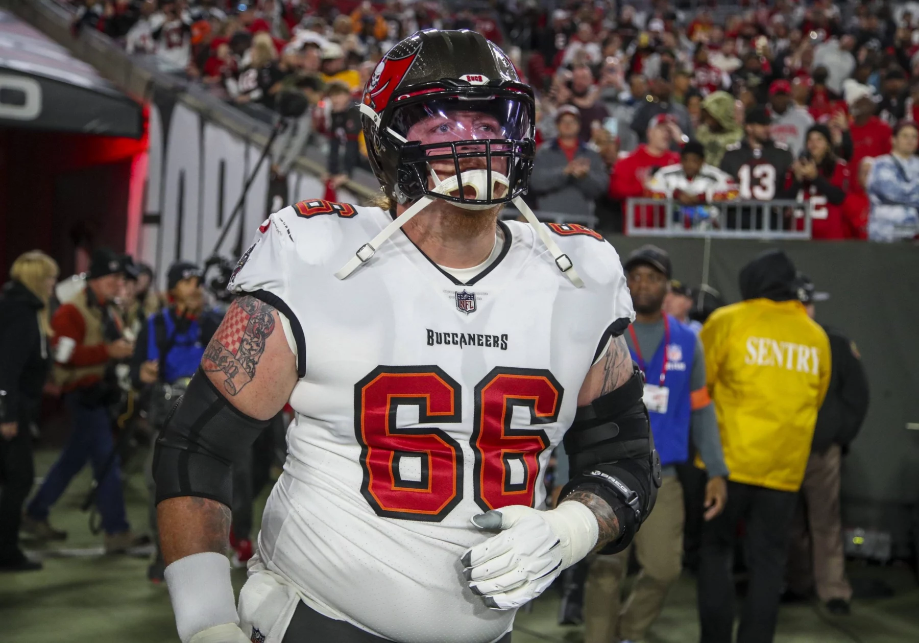 FootballR - NFL - Ein Spieler der Tampa Bay Buccaneers läuft über das Spielfeld.