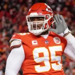 FootballR - NFL - Der Footballspieler der Kansas Chiefs, Chris Jones, hält durch und kündigt einen Streik bis zur Saisonmitte an.