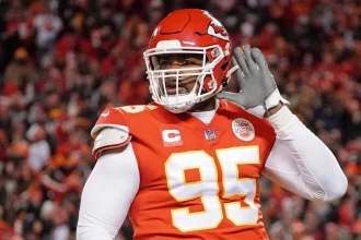 FootballR - NFL - Der Footballspieler der Kansas Chiefs, Chris Jones, hält durch und kündigt einen Streik bis zur Saisonmitte an.