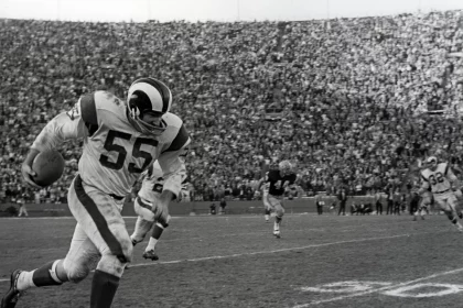 US PRESSWIRE Sports-Historical Dec 9, 1967 Los Angeles, CA, USA FILE PHOTO Los Angeles Rams linebacker Maxie Baughan 55 running the ball after an interception against the Green Bay Packers at Los Angeles Memorial Coliseum during the 1967 season. Los Angeles California USA, EDITORIAL USE ONLY PUBLICATIONxINxGERxSUIxAUTxONLY Copyright: xDavidxBoss-USAxTODAYxSportsx 6690676