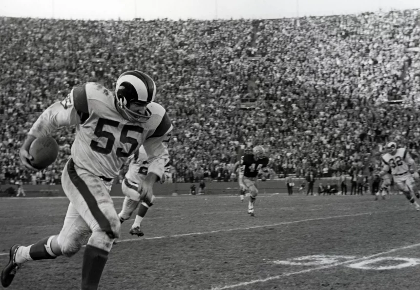 US PRESSWIRE Sports-Historical Dec 9, 1967 Los Angeles, CA, USA FILE PHOTO Los Angeles Rams linebacker Maxie Baughan 55 running the ball after an interception against the Green Bay Packers at Los Angeles Memorial Coliseum during the 1967 season. Los Angeles California USA, EDITORIAL USE ONLY PUBLICATIONxINxGERxSUIxAUTxONLY Copyright: xDavidxBoss-USAxTODAYxSportsx 6690676