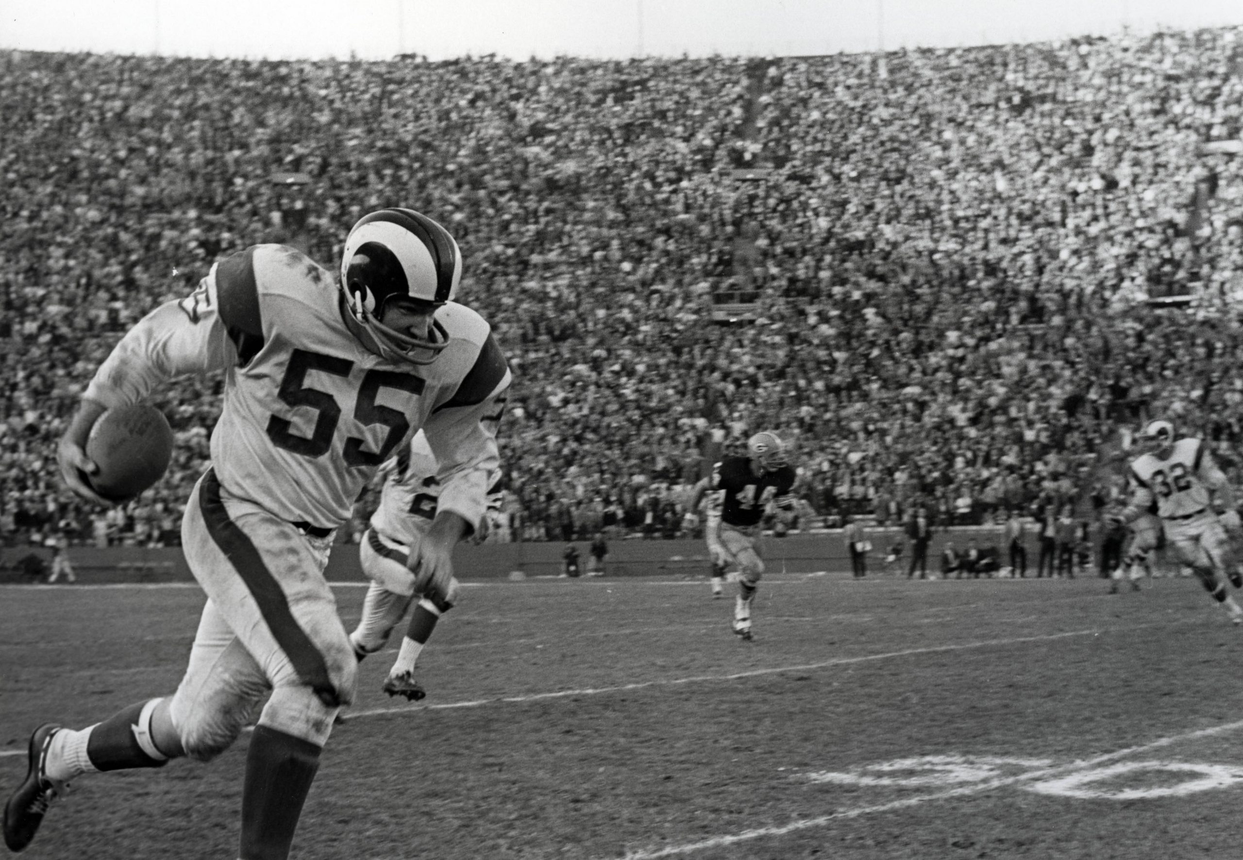 US PRESSWIRE Sports-Historical Dec 9, 1967 Los Angeles, CA, USA FILE PHOTO Los Angeles Rams linebacker Maxie Baughan 55 running the ball after an interception against the Green Bay Packers at Los Angeles Memorial Coliseum during the 1967 season. Los Angeles California USA, EDITORIAL USE ONLY PUBLICATIONxINxGERxSUIxAUTxONLY Copyright: xDavidxBoss-USAxTODAYxSportsx 6690676