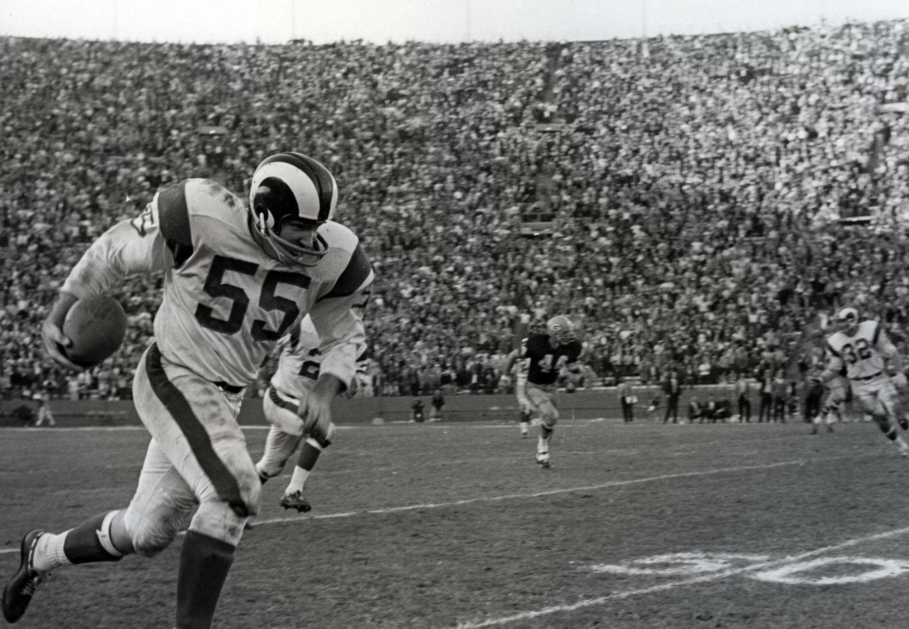 US PRESSWIRE Sports-Historical Dec 9, 1967 Los Angeles, CA, USA FILE PHOTO Los Angeles Rams linebacker Maxie Baughan 55 running the ball after an interception against the Green Bay Packers at Los Angeles Memorial Coliseum during the 1967 season. Los Angeles California USA, EDITORIAL USE ONLY PUBLICATIONxINxGERxSUIxAUTxONLY Copyright: xDavidxBoss-USAxTODAYxSportsx 6690676