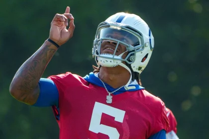 NFL, American Football Herren, USA Indianapolis Colts Training Camp Jul 26, 2023 Westfield, IN, USA Indianapolis Colts quarterback Anthony Richardson 5 points to the sky before drills during the first day of training camp practice at Grand Park Sports Campus. Westfield Grand Park Sports Campus IN USA, EDITORIAL USE ONLY PUBLICATIONxINxGERxSUIxAUTxONLY Copyright: xMykalxMcEldowney/IndyStarx 20230726_szo_gu2_0002