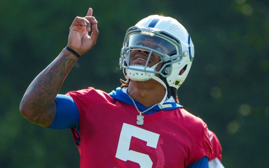 NFL, American Football Herren, USA Indianapolis Colts Training Camp Jul 26, 2023 Westfield, IN, USA Indianapolis Colts quarterback Anthony Richardson 5 points to the sky before drills during the first day of training camp practice at Grand Park Sports Campus. Westfield Grand Park Sports Campus IN USA, EDITORIAL USE ONLY PUBLICATIONxINxGERxSUIxAUTxONLY Copyright: xMykalxMcEldowney/IndyStarx 20230726_szo_gu2_0002