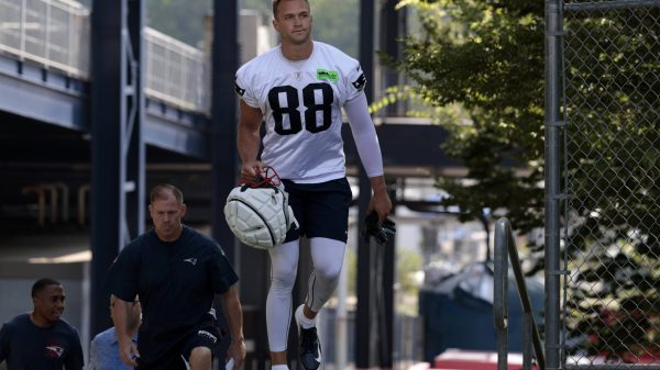 FOXBOROUGH, MA - JULY 26: New England Patriots tight end Mike Gesicki 88 walks to practice during the opening day of New England Patriots Training Camp on July 26, 2023, at the Patriots Practice Facility at Gillette Stadium in Foxborough, Massachusetts. Photo by Fred Kfoury III/Icon Sportswire NFL, American Football Herren, USA JUL 26 New England Patriots Training Camp EDITORIAL USE ONLY Icon482230726131
