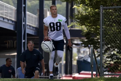 FOXBOROUGH, MA - JULY 26: New England Patriots tight end Mike Gesicki 88 walks to practice during the opening day of New England Patriots Training Camp on July 26, 2023, at the Patriots Practice Facility at Gillette Stadium in Foxborough, Massachusetts. Photo by Fred Kfoury III/Icon Sportswire NFL, American Football Herren, USA JUL 26 New England Patriots Training Camp EDITORIAL USE ONLY Icon482230726131
