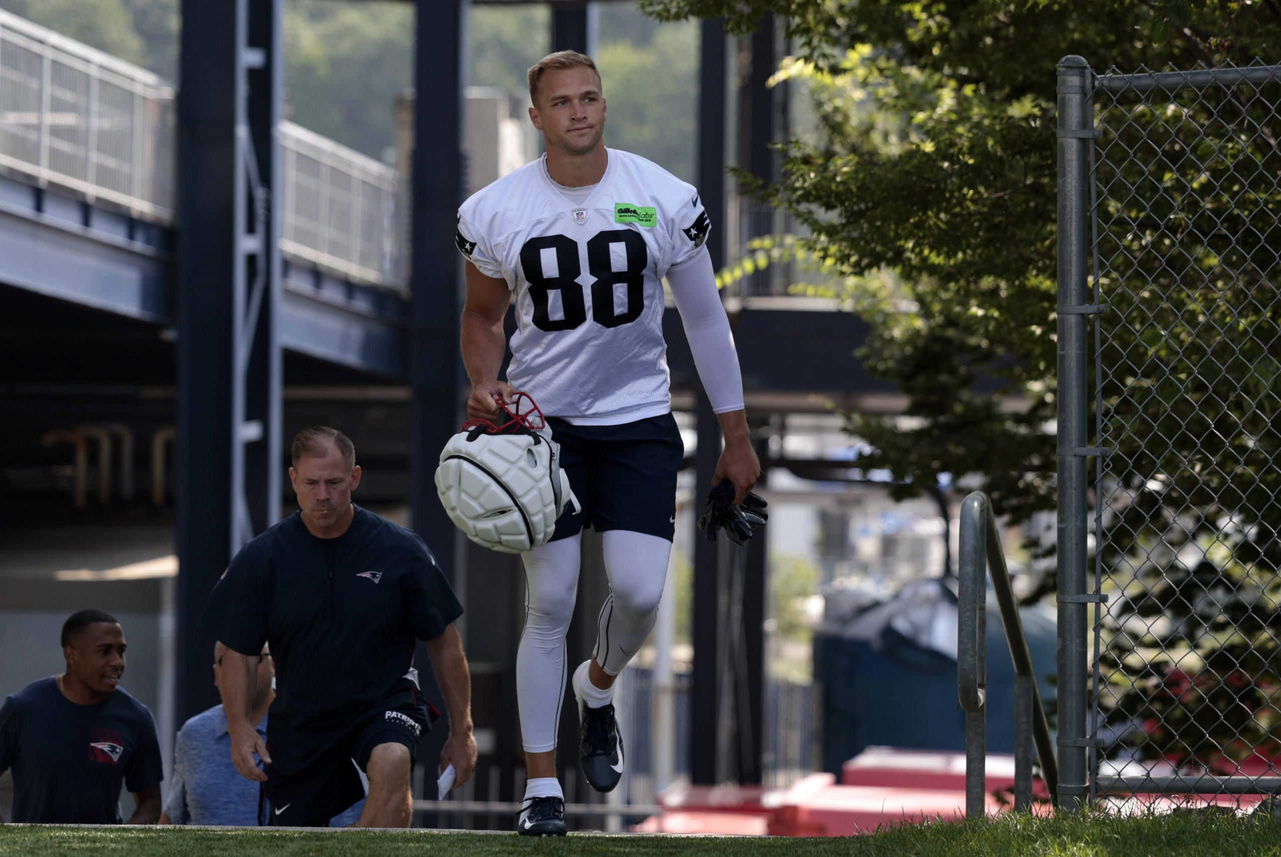 FOXBOROUGH, MA - JULY 26: New England Patriots tight end Mike Gesicki 88 walks to practice during the opening day of New England Patriots Training Camp on July 26, 2023, at the Patriots Practice Facility at Gillette Stadium in Foxborough, Massachusetts. Photo by Fred Kfoury III/Icon Sportswire NFL, American Football Herren, USA JUL 26 New England Patriots Training Camp EDITORIAL USE ONLY Icon482230726131