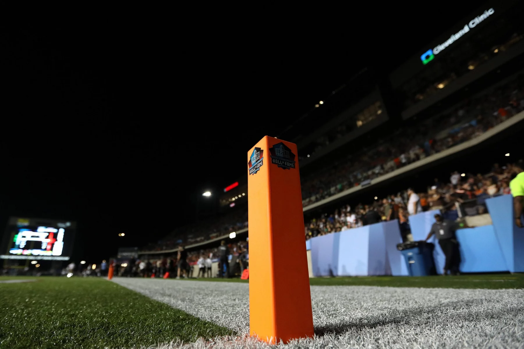 The south stadium lights went out during the fourth quarter of the Pro Football Hall Game between the Cleveland Browns and New York Jets delaying the game for a short time in Canton, Ohio, on Thursday, August 3, 2023. PUBLICATIONxINxGERxSUIxAUTxHUNxONLY CAN20230803140 AARONxJOSEFCZYK