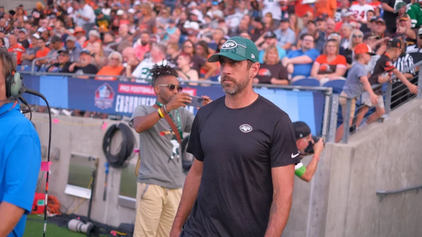 FootballR - NFL - Aaron Rodgers Rückkehr - Ein Mann mit Hut steht vor einer Menschenmenge.