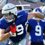FootballR - NFL - Ein Footballspieler der New York Giants bricht während des Trainings zusammen.