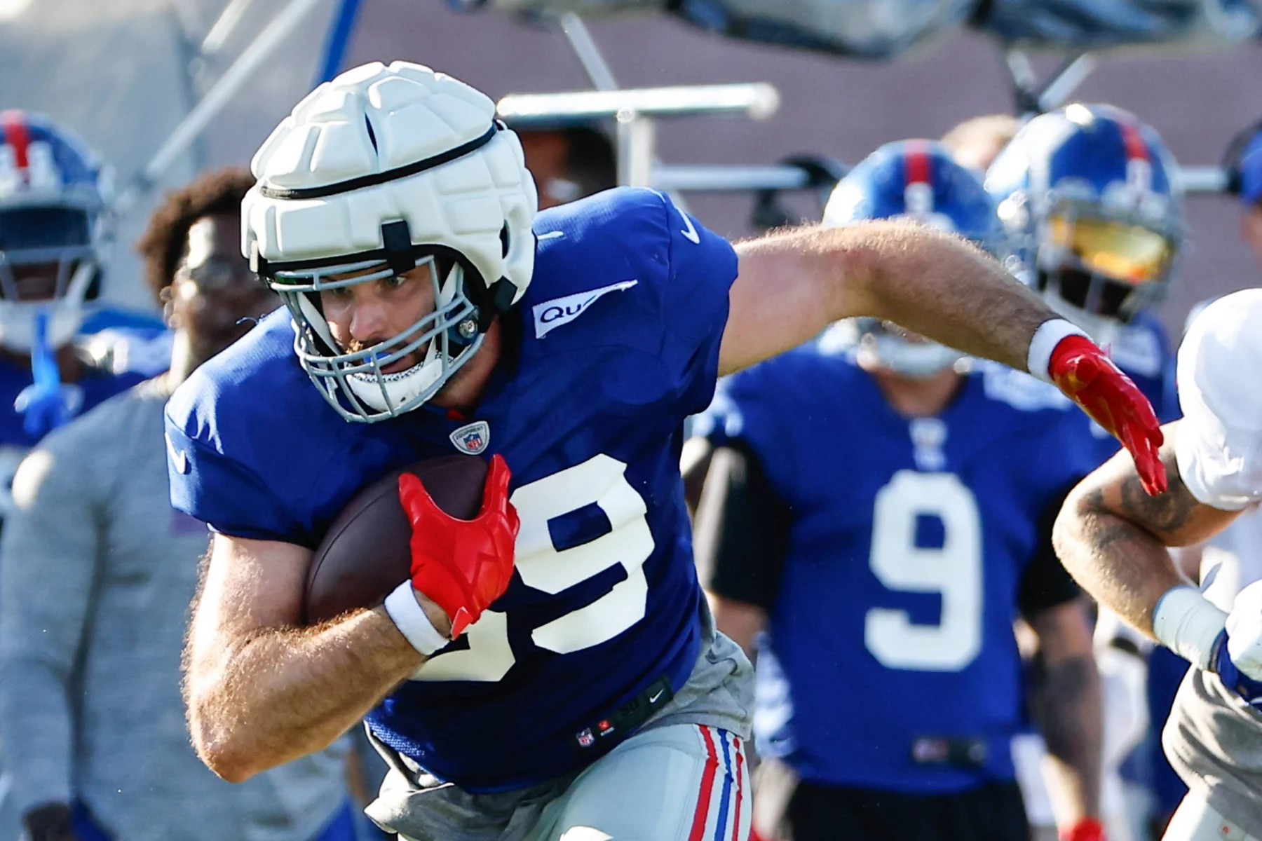 FootballR - NFL - Ein Footballspieler der New York Giants bricht während des Trainings zusammen.