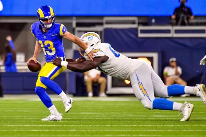 NFL, American Football Herren, USA 2023: Chargers vs Rams AUG 12 August 12, 2023 Inglewood, CA.Los Angeles Rams quarterback Stetson Bennett 13 is pressured and sacked by Los Angeles Chargers defensive tackle CJ Okoye 67 in action in the fourth quarter during the NFL Preseason football game against the Los Angeles Chargers..Mandatory Photo Credit: Louis Lopez/Cal Media/Sipa USA Credit Image: Louis Lopez/Cal Sport Media/Sipa USA Inglewood California United States of America NOxUSExINxGERMANY PUBLICATIONxINxALGxARGxAUTxBRNxBRAxCANxCHIxCHNxCOLxECUxEGYxGRExINDxIRIxIRQxISRxJORxKUWxLIBxLBAxMLTxMEXxMARxOMAxPERxQATxKSAxSUIxSYRxTUNxTURxUAExUKxVENxYEMxONLY Copyright: xCalxSportxMediax Editorial use only