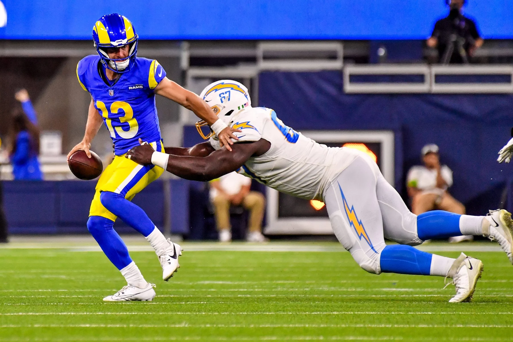 NFL, American Football Herren, USA 2023: Chargers vs Rams AUG 12 August 12, 2023 Inglewood, CA.Los Angeles Rams quarterback Stetson Bennett 13 is pressured and sacked by Los Angeles Chargers defensive tackle CJ Okoye 67 in action in the fourth quarter during the NFL Preseason football game against the Los Angeles Chargers..Mandatory Photo Credit: Louis Lopez/Cal Media/Sipa USA Credit Image: Louis Lopez/Cal Sport Media/Sipa USA Inglewood California United States of America NOxUSExINxGERMANY PUBLICATIONxINxALGxARGxAUTxBRNxBRAxCANxCHIxCHNxCOLxECUxEGYxGRExINDxIRIxIRQxISRxJORxKUWxLIBxLBAxMLTxMEXxMARxOMAxPERxQATxKSAxSUIxSYRxTUNxTURxUAExUKxVENxYEMxONLY Copyright: xCalxSportxMediax Editorial use only