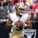 FootballR - NFL - Trey Lance, der Quarterback der San Francisco 49ers, läuft mit dem Ball.
